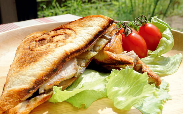 「しっとり柔らかローストポークとなすのホットサンド」